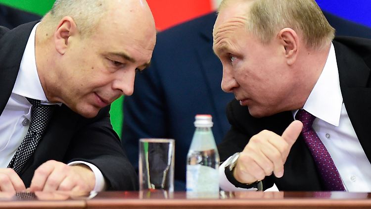Kreml-Chef Wladimir Putin (r.) mit seinem Finanzminister Anton Siluanow.