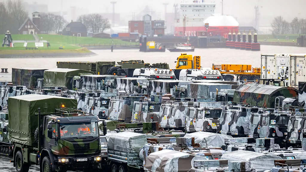 Fahrzeuge-und-Material-der-Bundeswehr-werden-im-Seehafen-von-Emden-verladen-Das-Material-ist-bestimmt-fuer-die-Teiluebung-Grand-North-im-Norden-Norwegens
