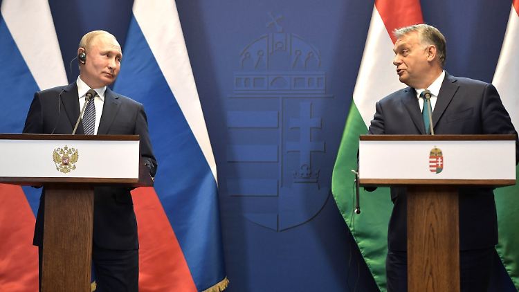 Ungarn, hier Ministerpräsident Viktor Orban (rechts), unterhält seit vielen Jahren enge Beziehungen zu Russland und Wladimir Putin.