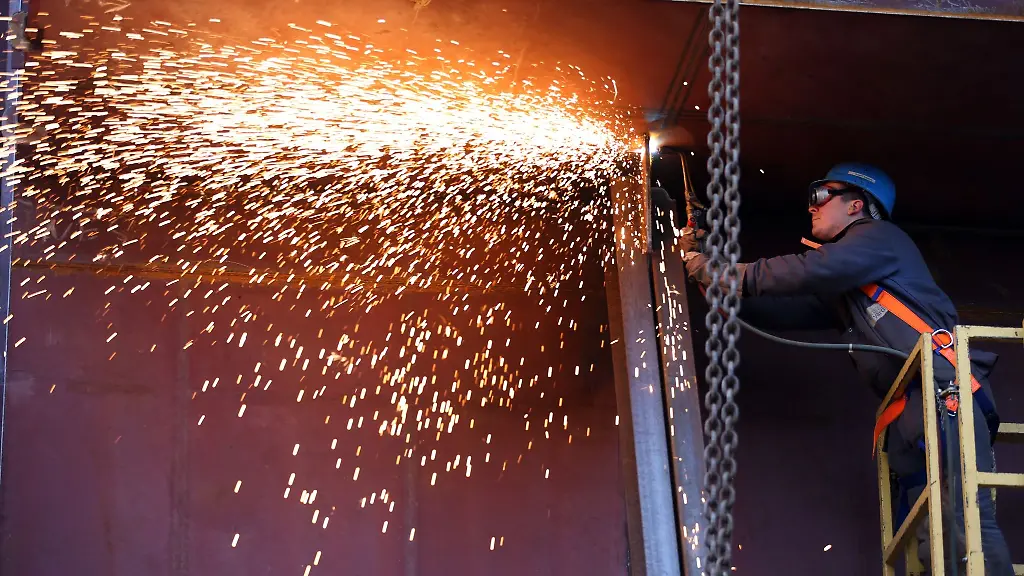 Auf-der-Werft-von-Nordic-Yards-wird-an-einer-Offshore-Konverterplattform-gearbeitet