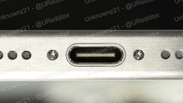 Das Foto soll die Unterseite eines iPhone-15-Prototyps oder -Dummys mit USB-C-Anschluss zeigen.