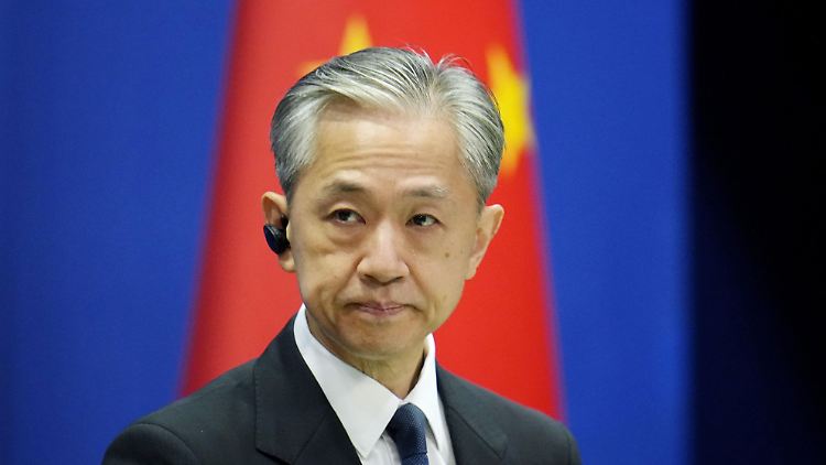Die USA könnten nicht nach Kommunikation und Dialog fragen und zugleich Spannungen weiter anfachen, mahnte der Sprecher des Außenministeriums, Wang Wenbin.