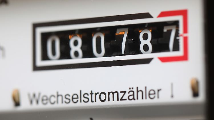 Neukunden profitieren von den deutlich gefallenen Strompreisen auf den Energiemärkten. Bei Grundversorgertarifen sieht es anders aus.