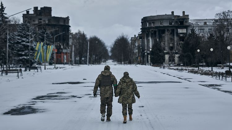 Zwei ukrainische Soldaten in Bachmut: Kiew vermutet noch 6000 Zivilisten in der schwer getroffenen Stadt. 