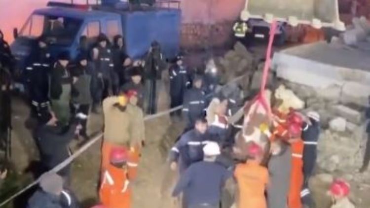 Ein Video des Privatsenders "a Haber" zeigt die Rettung der Kuh aus den Trümmern.