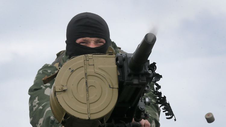 Das Artillerieduell in den Schützengräben im Osten der Ukraine sorgt für hohen Munitionsverbrauch.