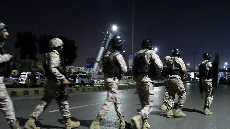 Paramilitärische Soldaten treffen nach dem Angriff von Bewaffneten auf das Polizeipräsidium am Ort des Geschehens ein.