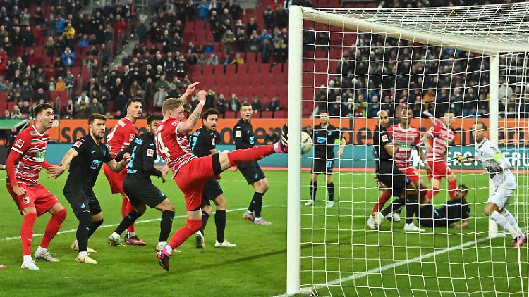 Augsburgs Fredrik Jensen (Mitte) wuchtet den Ball ins Hoffenheimer Tor. 