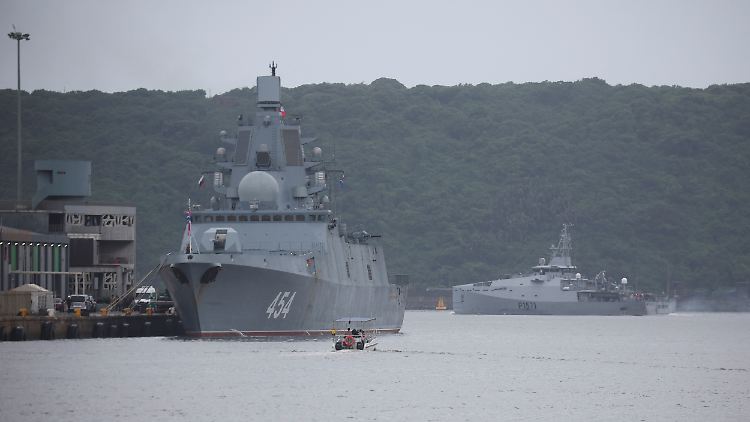 Die russische Fregatte "Sowjetadmiral Gorschkow" im Hafen von Durban. 