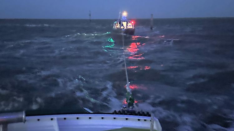 Das Seenotrettungsboot schleppte die "Töwi II" zurück nach Norddeich.