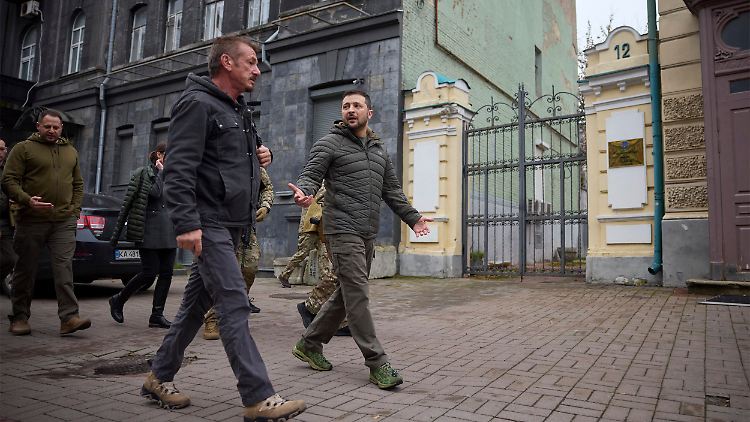 Regisseur und Hollywoodstar Sean Penn (l.) tauscht sich viel mit dem ukrainischen Präsidenten Wolodymyr Selenskyj aus.