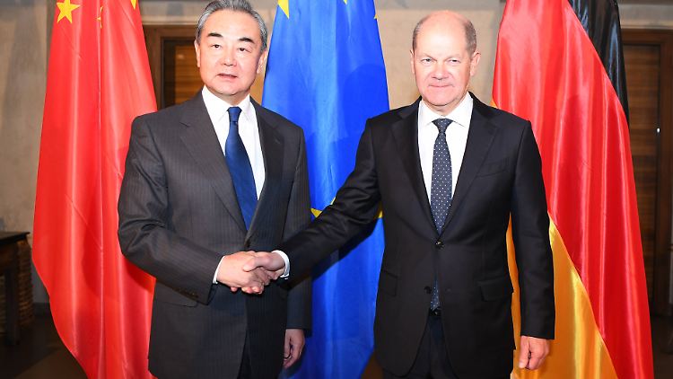 Ohne China geht es nicht, aber mit China allein auch nicht: Olaf Scholz mit Wang Yi.