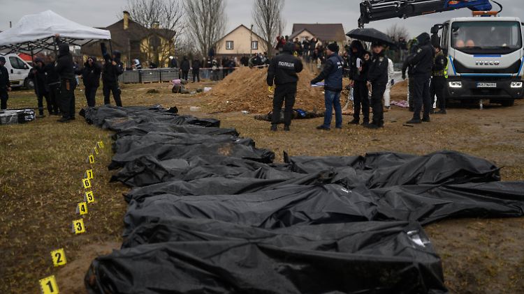 Für viele Symbolbild für Völkermord: In Butscha wurden Hunderte Menschen durch russische Soldaten gefoltert und ermordet.