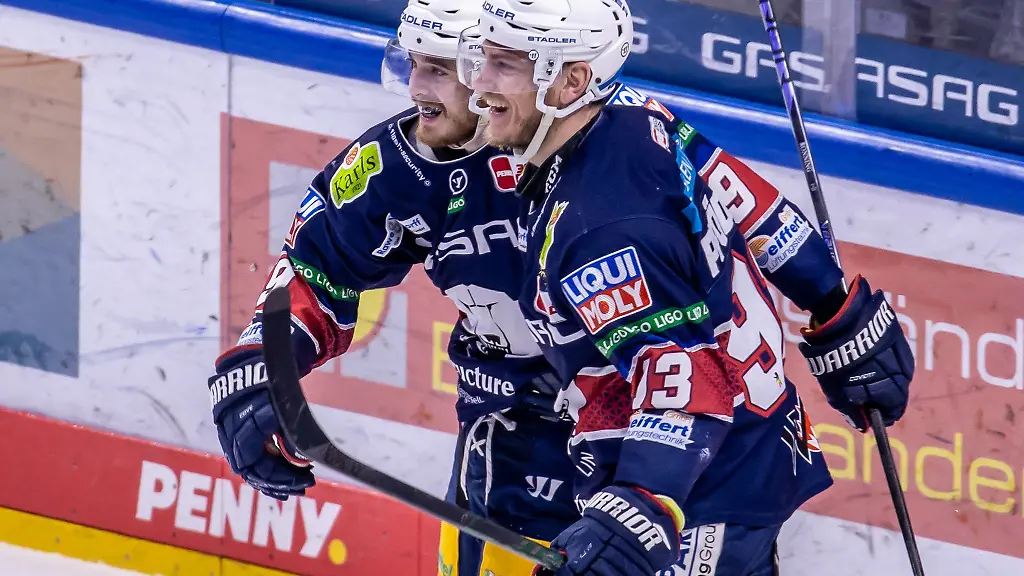 Berlins-Ty-Ronning-l-jubelt-nach-seinem-3-1-Treffer-mit-Teamkollege-Leo-Pfoederl