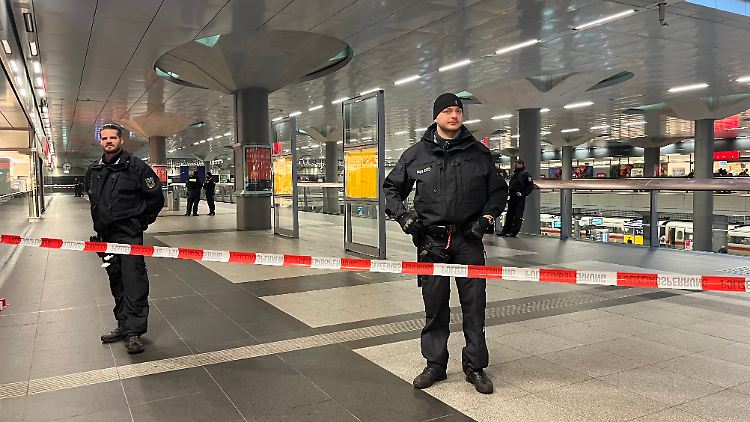 Teile des Berliner Hauptbahnhofs sind am Nachmittag abgesperrt.