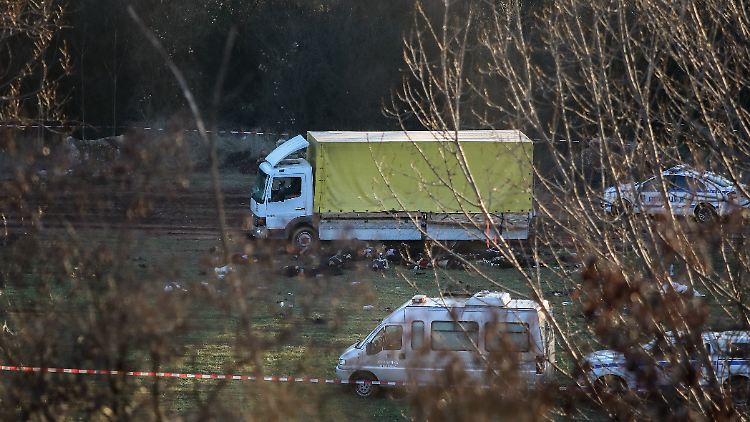 Insgesamt 52 Menschen waren in den Lkw gepfercht. 34 überlebten.