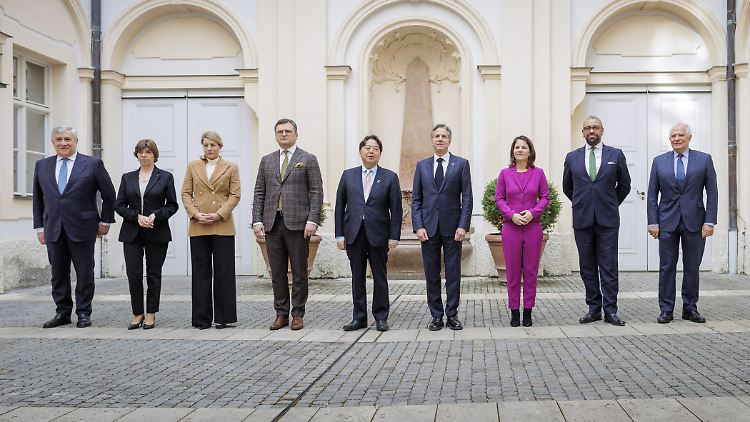 Die G7-Außenminister mit ihrem ukrainischen Amtskollegen und dem EU-Außenbeauftragten in München.