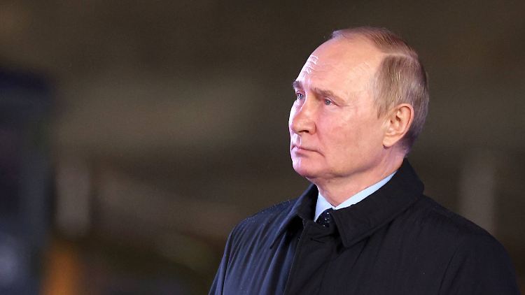 Obsession mit dem Sieg im Zweiten Weltkrieg und mit der Herrschaft über Osteuropa: Putin - hier im Dezember in einer Ausstellung zur Schlacht um Moskau - feiert "den Stalin von 1945, den Triumphator von Berlin, den großen Feldherrn". 