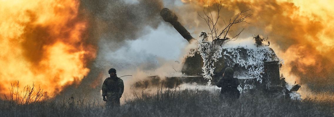 Ukrainische Artillerie feuert in der Region Donezk in Richtung russischer Linien.