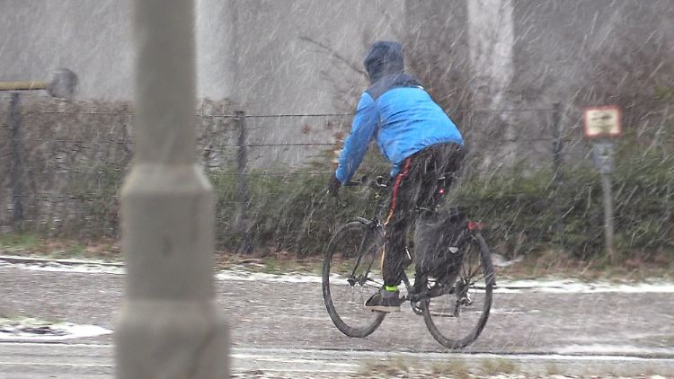 Im Norden und Osten bleibt es auch zu Beginn der Woche eher nasskalt.