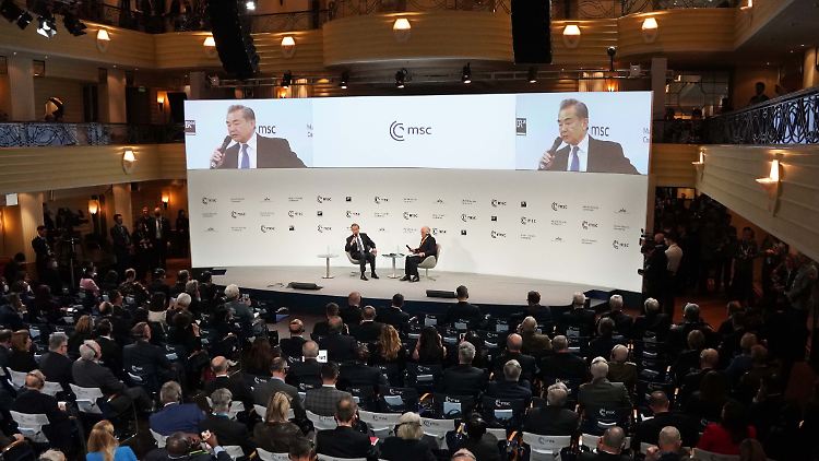 Große Bühne: Chinas Top-Diplomat Wang Yi nutzte seinen Auftritt in München, um vor allem die USA hart anzugehen.