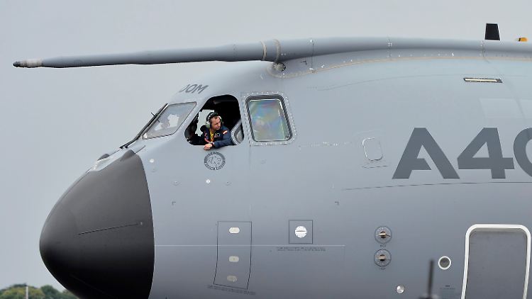 Verschiedene Länder zeigen Interesse am Militärtransporter A400M, aber bei den Genehmigungen lässt sich die deutsche Regierung viel Zeit, kritisiert Airbus-Rüstungschef Schöllhorn. 