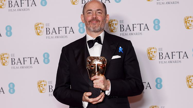 Der deutsche Filmregisseur Edward Berger mit seinem BAFTA-Regiepreis für den Film "Im Westen nichts Neues".