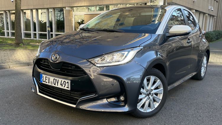 Huch, ist das nicht ein Toyota Yaris? Nein, ein Mazda 2 Hybrid. So sieht Badge-Engineering aus.
