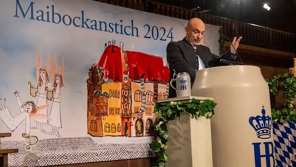 Der-Kabarettist-Django-Asuel-spricht-beim-Maibock-Anstich-im-Hofbraeuhaus-und-haelt-seine-traditionelle-Rede