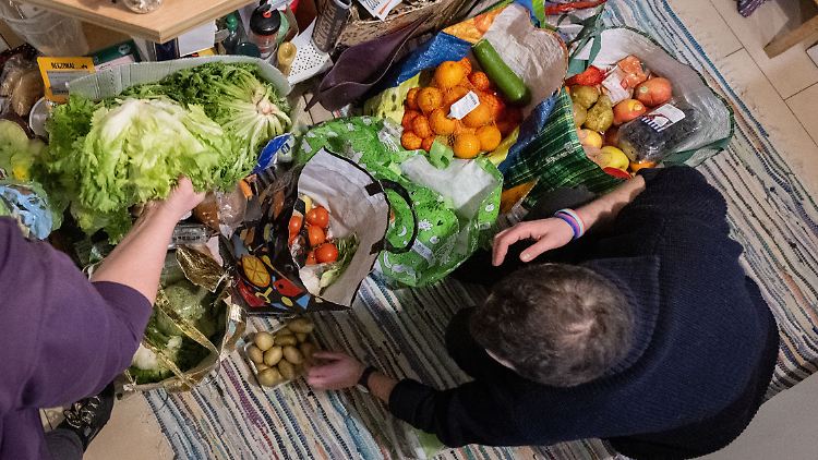 Beim Containern werden Lebensmittel aus den Mülltonnen von Supermärkten geholt - in Deutschland ist das jedoch illegal.