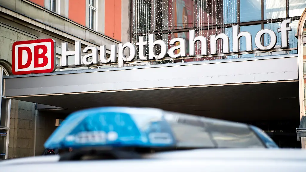 Ein-Fahrzeug-der-Bundespolizei-steht-vor-einem-Eingang-zum-Hauptbahnhof-in-Muenchen