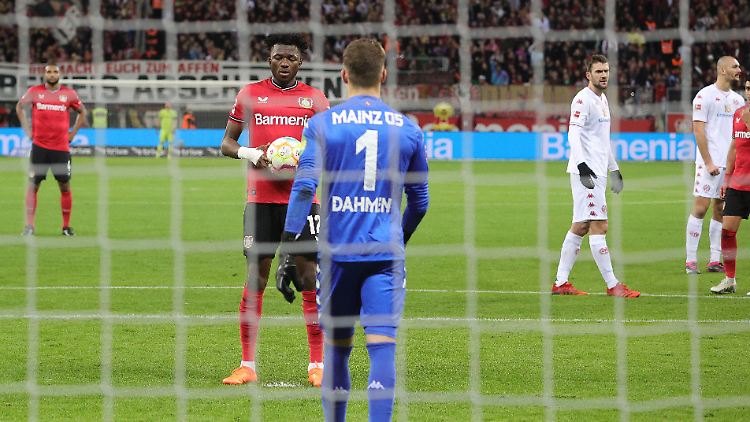 Edmond Tapsoba wirkte schon nicht besonders überzeugt, als er zum Strafstoß gegen Finn Dahmen antrat.