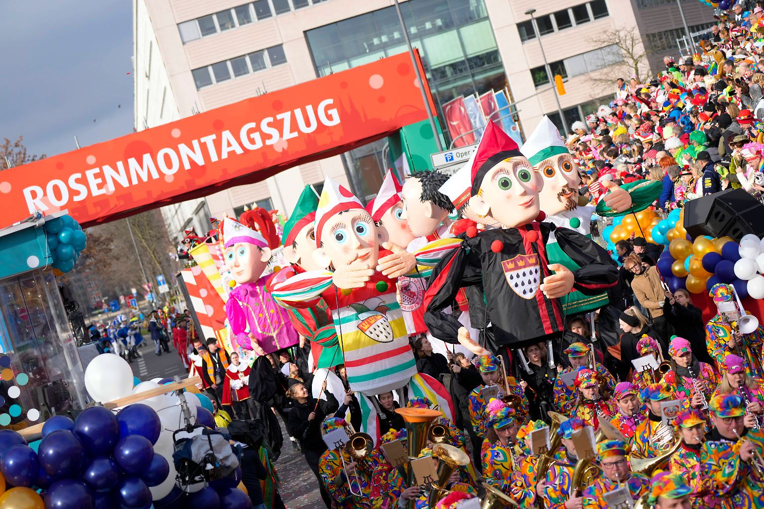 Nach drei Jahren ist es wieder Zeit für die traditionellen Rosenmontagszüge. Corona und der Krieg gegen die Ukraine hatten den Narren einen Strich durch die Rechnung gemacht.