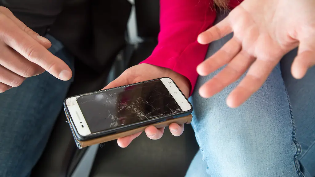 Wenn-das-Display-des-Handys-zerstoert-oder-der-Akku-kaputt-ist-waegen-derzeit-viele-ab-ob-sich-eine-Reparatur-oder-ein-Neukauf-mehr-lohnt