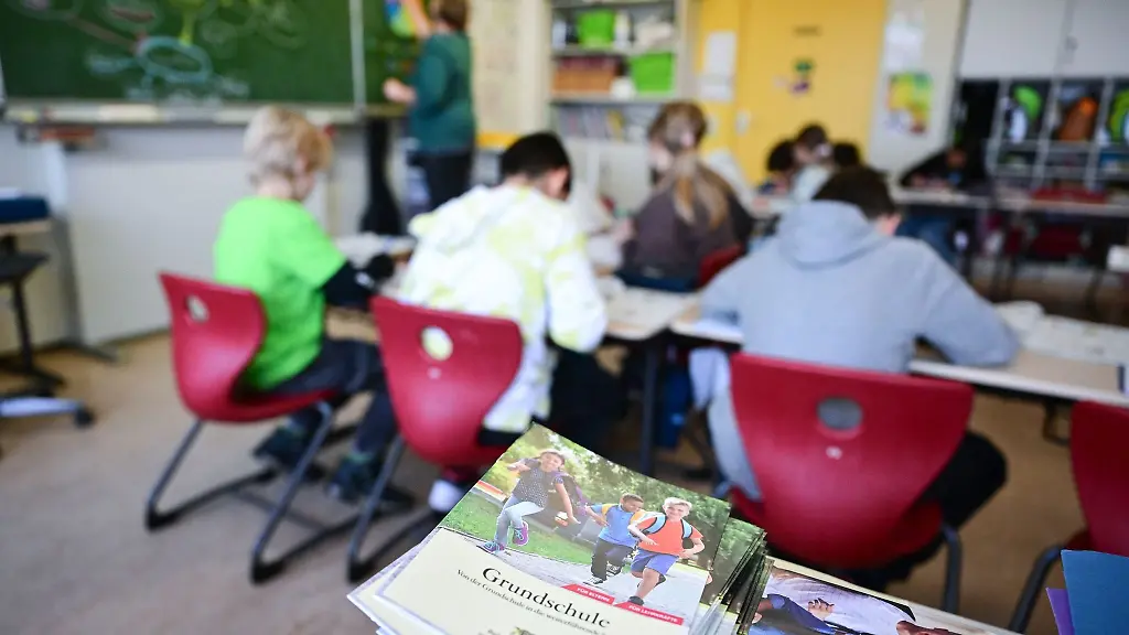 Schueler-arbeiten-an-Aufgaben-in-einer-vierten-Klasse-in-einer-Grundschule-in-Stuttgart