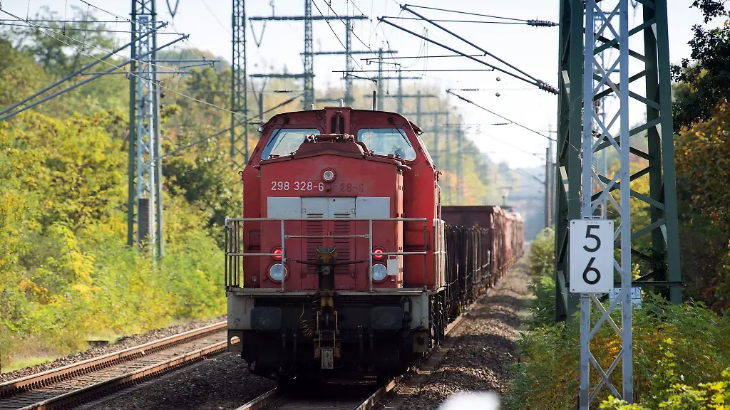 Eine-Diesellokomotive-faehrt-ueber-die-Gleise
