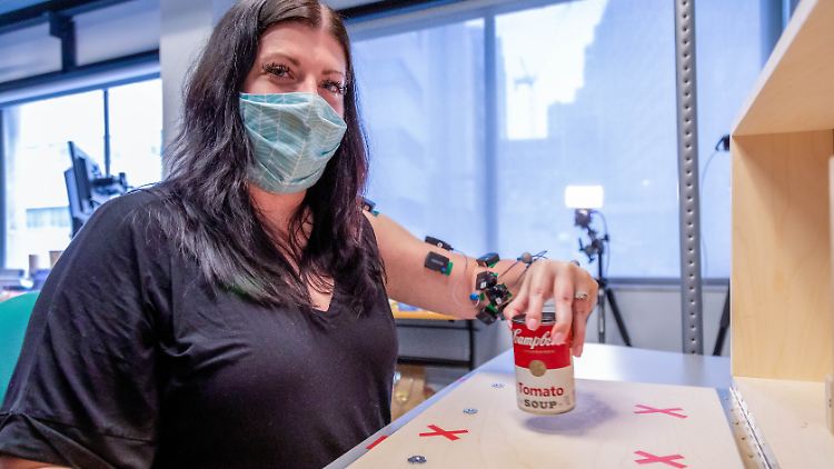 Die Schlaganfall-Patientin Heather Rendulic sagt, die Rückenmarkstimulation gebe ihr das Gefühl, zum ersten Mal nach neun Jahren wieder Kontrolle über Arm und Hand zu haben. 