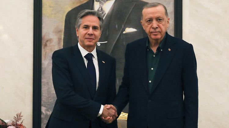 Am Flughafen in Ankara traf Blinken auch den türkischen Präsidenten Erdogan.