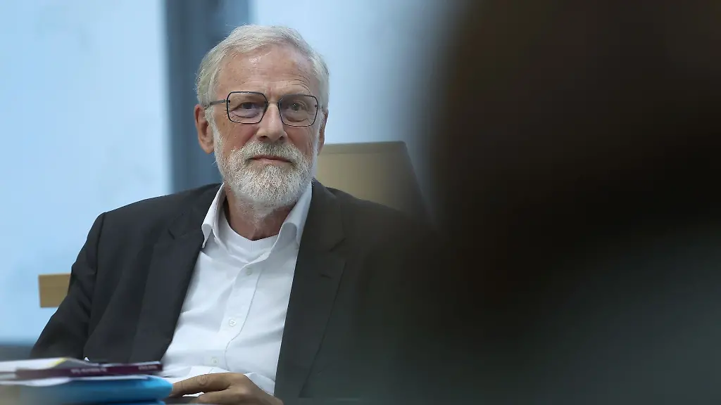 Staats-und-Kulturminister-Rainer-Robra-CDU-waehrend-einer-Landtagsdebatte