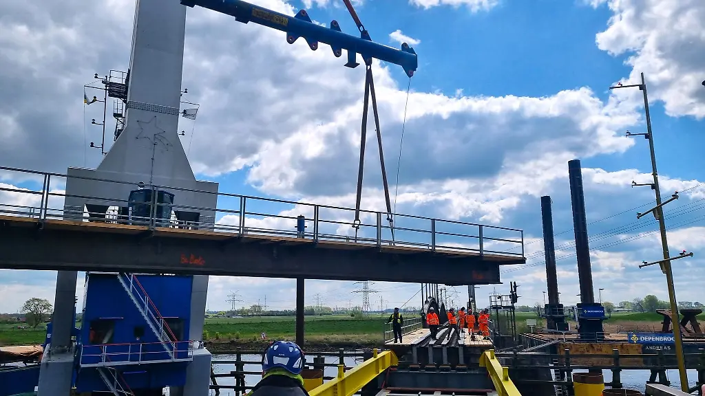 Mit-einem-Kran-wird-eine-Hilfsbruecke-ueber-die-Hunte-errichtet