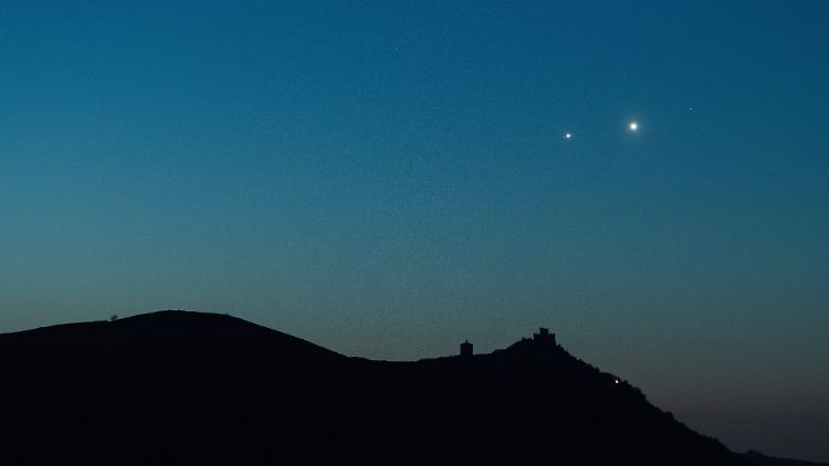 Venus und Jupiter leuchten hinter der Rocca Calascio in Italien (Bild von April 2022).