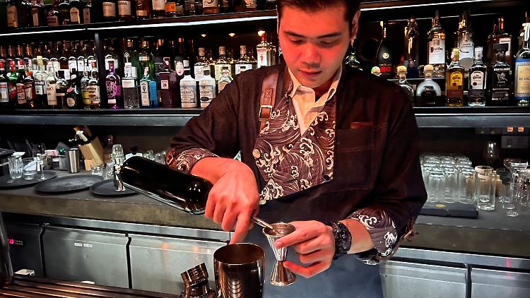 Chef-Barkeeper Ong mixt einen Drink in der Speakeasy-Bar "Find The Locker Room". 