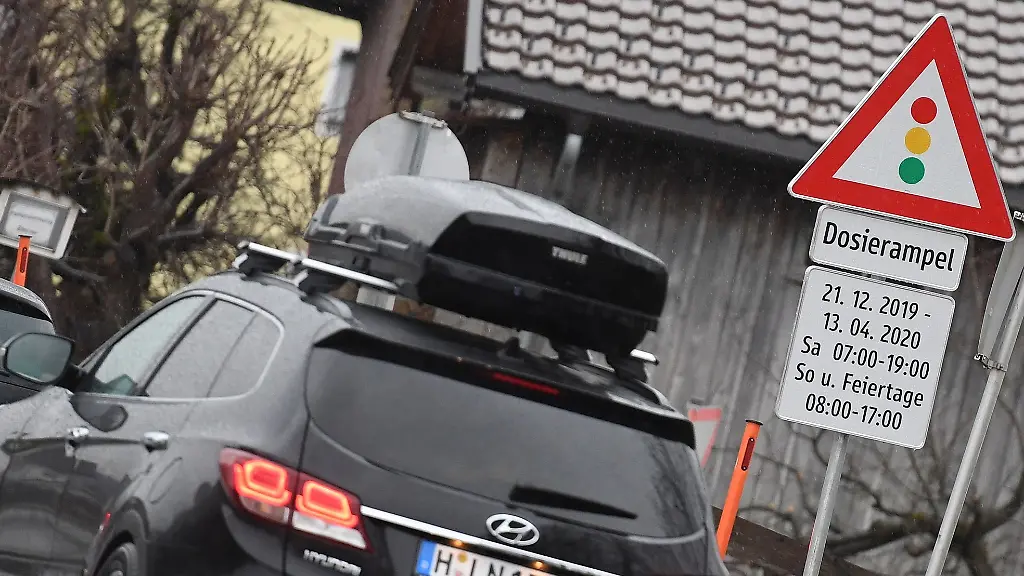 Urlauber-stehen-an-einer-Dosierampel-im-Stau