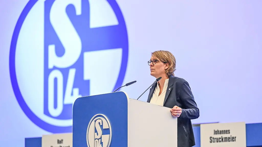 Fussball-Bundesliga-Mitgliederversammlung-FC-Schalke-04-Schalkes-Vorstand-Christina-Ruehl-Hamers-steht-am-Rednerpult