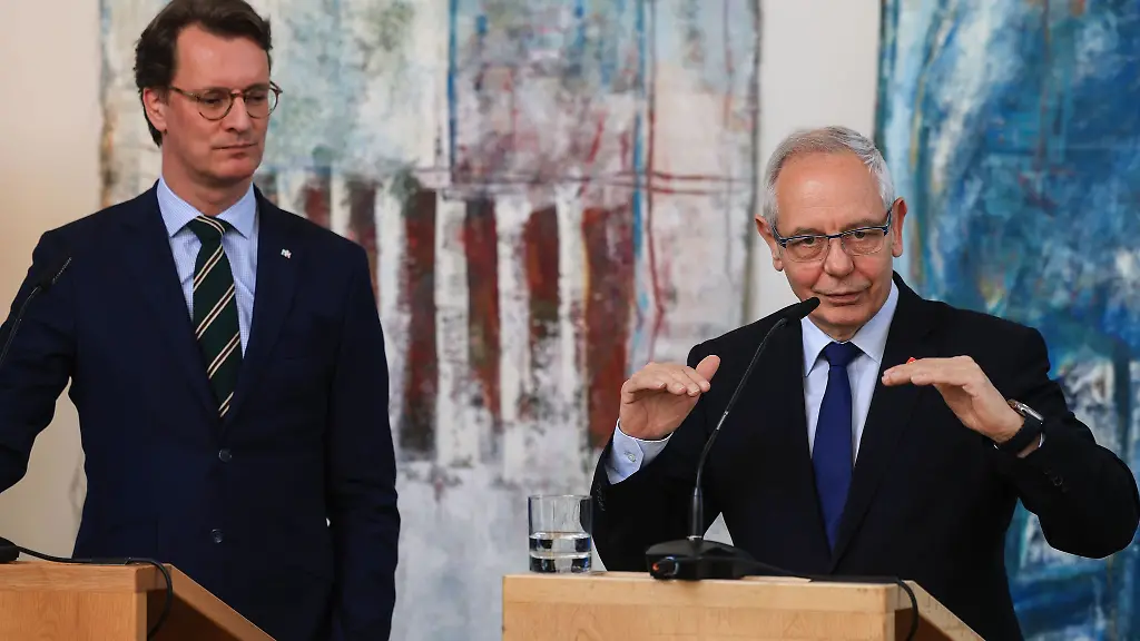 Michael-Vassiliadis-r-Vorsitzender-der-Gewerkschaft-IGBCE-Industriegewerkschaft-Bergbau-Chemie-Energie-spricht-waehrend-eines-Statements-neben-Hendrik-Wuest-l-CDU-Ministerpraesident-von-Nordrhein-Westfalen-nach-einer-gemeinsamen-Sitzung-mit-der-CDU-Landtagsfraktion