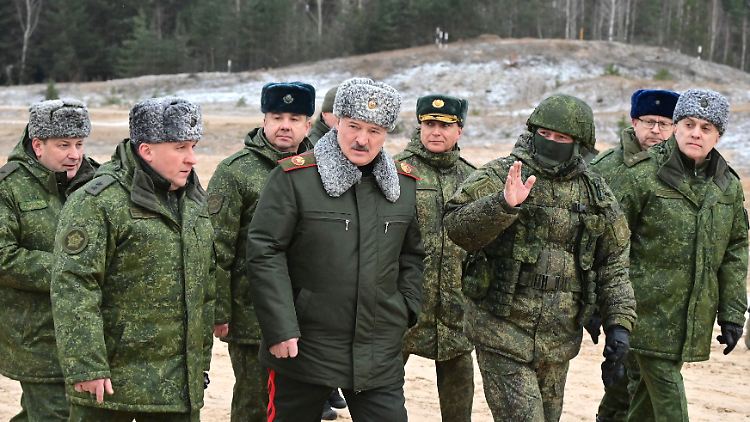 Der belarussische Diktator Lukaschenko, hier umringt von Militärs, will eine "Volksmiliz" gründen. 
