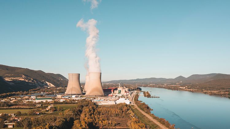Frankreich will zum Erreichen von Klima- und Energiezielen auch die Förderung von Atomkraftwerken in Drittstaaten ermöglichen.