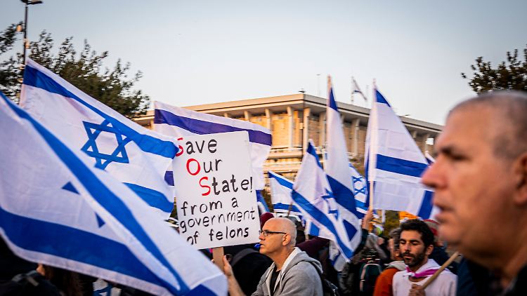 Die Proteste vor der Knesset und andernorts ändern nichts an den Plänen der neuen israelischen Regierung.   