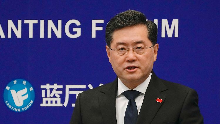 Chinas Außenminister Qin Gang bemüht sich, Befürchtungen zu zerstreuen, China plane einen Angriff auf Taiwan.