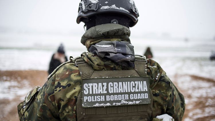 Polnischer Grenzschützer - die Lage an der polnischen EU-Grenze zu Belarus ist seit Längerem angespannt.
